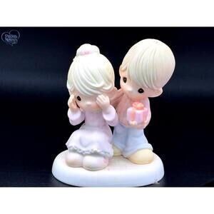 Precious Moments 'Surprise Gift' Couple Figurine - Adorable Charm